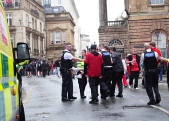 Un bărbat a fost reţinut după ce a intrat cu maşina în mulţime la parada echipei Liverpool