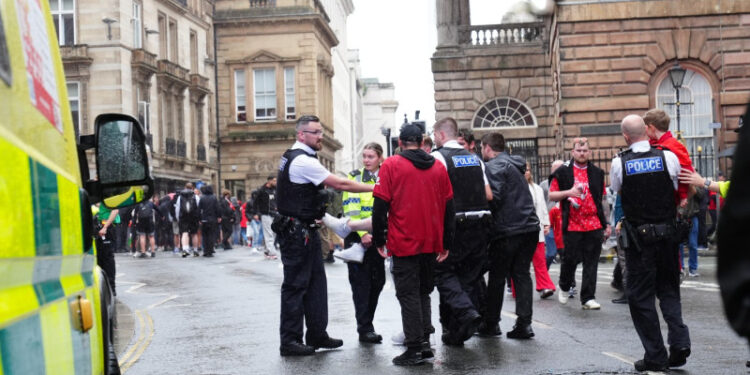 Un bărbat a fost reţinut după ce a intrat cu maşina în mulţime la parada echipei Liverpool