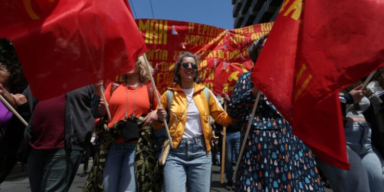 Mii de oameni au manifestat în Grecia de Ziua Muncii. Greve în transporturile urbane și maritime