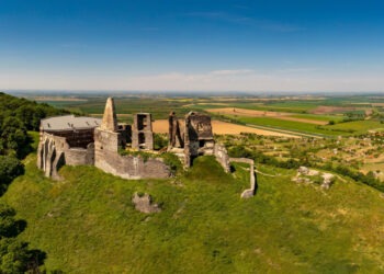 Comoară veche de peste 3.000 de ani descoperită pe un deal din Ungaria. Arheologii au găsit sute de artefacte