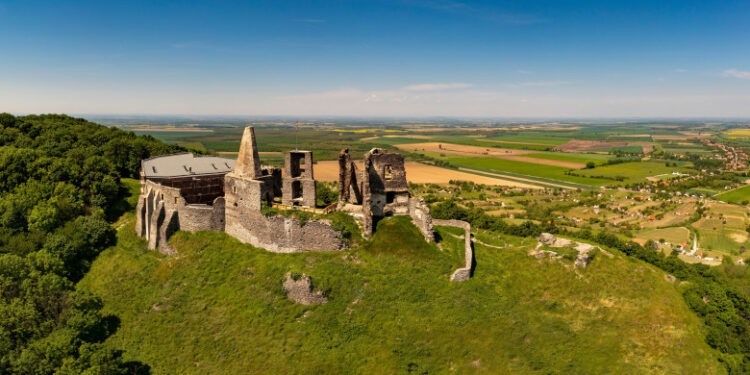 Comoară veche de peste 3.000 de ani descoperită pe un deal din Ungaria. Arheologii au găsit sute de artefacte