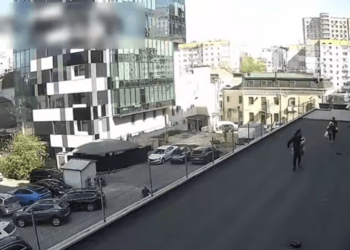 Doi bărbați reținuți pentru jaf într-un magazin din Chișinău