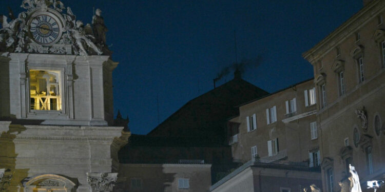 Fum negru la Vatican: Cardinalii nu au ajuns la consens. Conclavul continuă pentru alegerea noului papă