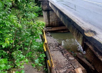 Furtunile fac ravagii. Un bărbat a murit după ce a fost lovit de fulger. În Maramureș, un pod s-a surpat, traficul e închis