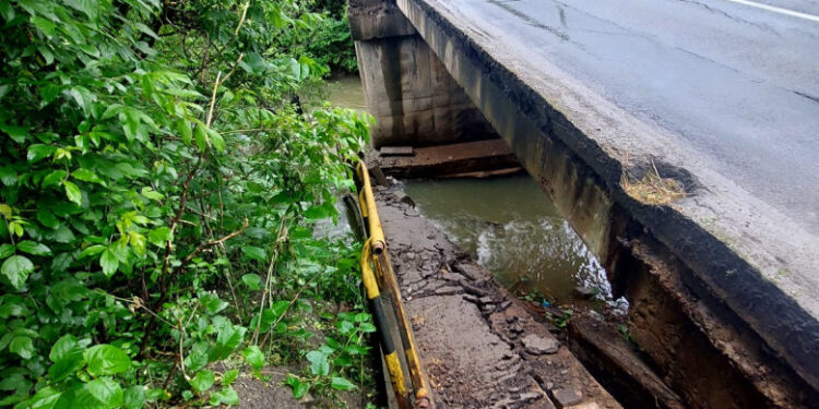 Furtunile fac ravagii. Un bărbat a murit după ce a fost lovit de fulger. În Maramureș, un pod s-a surpat, traficul e închis