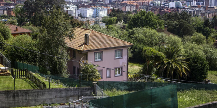 az șocant în Spania: o familie și-a ținut copiii închiși în casă de la începutul pandemiei de COVID. Părinții au fost reținuți