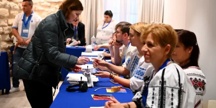 Românii din Republica Moldova se apropie seara de 150.000 de voturi în turul II al alegerilor prezidențiale