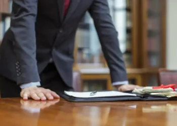 Avocat stagiar, condamnat după ce a încercat să influențeze admiterea soției la INJ