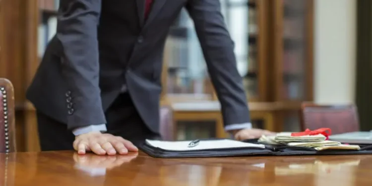 Avocat stagiar, condamnat după ce a încercat să influențeze admiterea soției la INJ