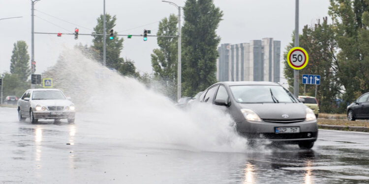 În Moldova se așteaptă vreme instabilă: Vor cădea ploi cu descărcări electrice