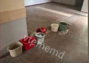 Un liceu din capitală se inundă după fiecare ploaie din cauza acoperișului deteriorat