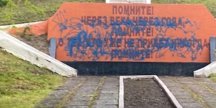 Pe fundalul inacțiunii autorităților, în ajunul Zilei Victoriei a fost profanat Monumentul soldaților sovietici. Primarul din Hîncești: printre noi sunt fasciști? |VIDEO