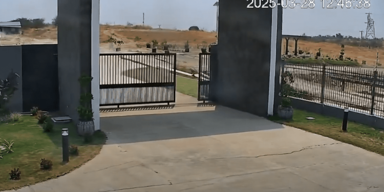 Momentul în care pământul se despică efectiv în timpul cutremurului devastator din Myanmar