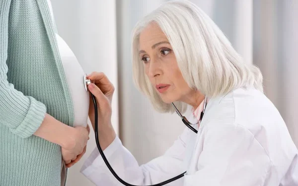 O gravidă, în stare critică. Rudele dau vina pe medici