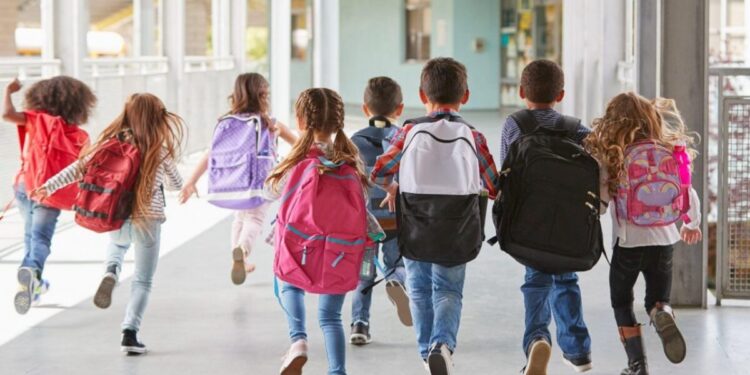 Спасатели напомнили родителям о правилах безопасности детей на летних каникулах