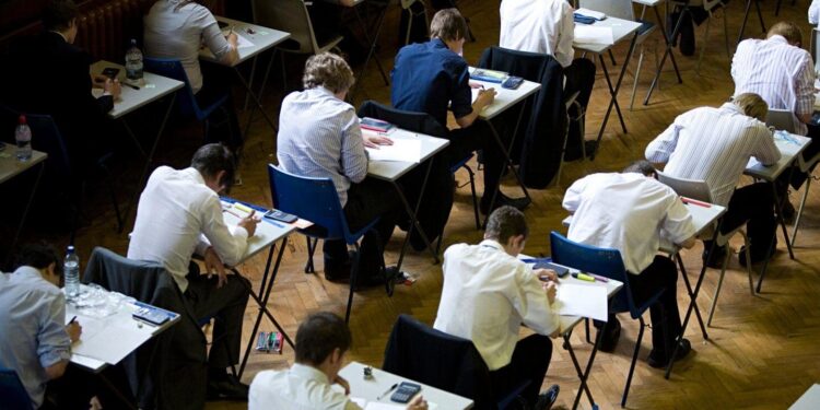 В Молдове усилили контроль за экзаменами: «Будь честен, не списывай!»