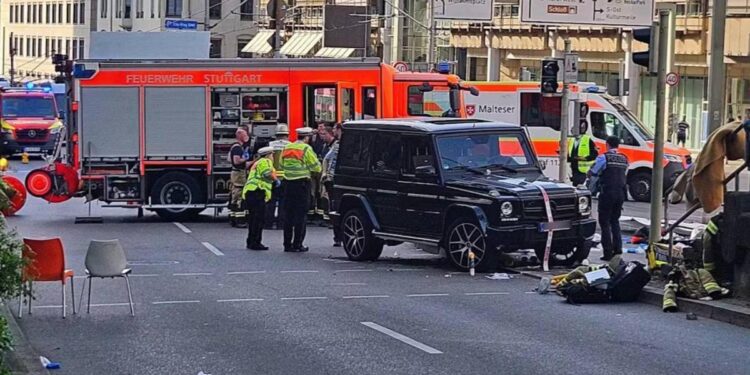 В Штутгарте Gelandewagen въехал в толпу людей, пострадали восемь человек