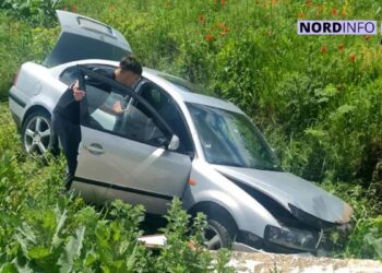 Accident în nordul țării: Volkswagen-ul a rupt un stâlp și a ajuns în șanț