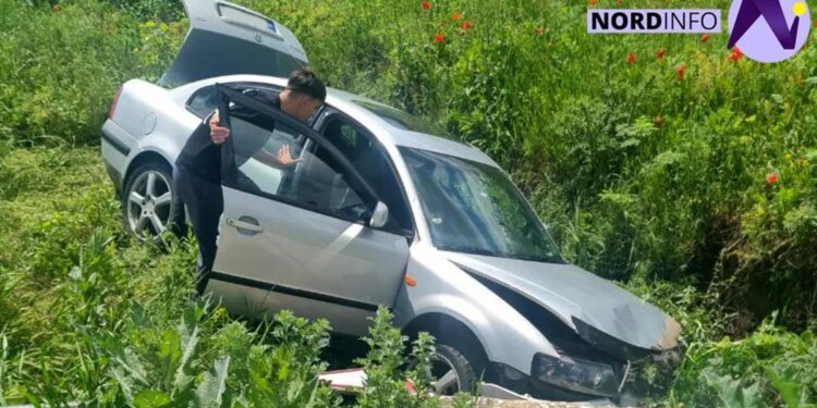 Accident în nordul țării: Volkswagen-ul a rupt un stâlp și a ajuns în șanț