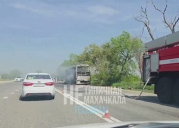 Пассажирский автобус сгорел на трассе в Дагестане