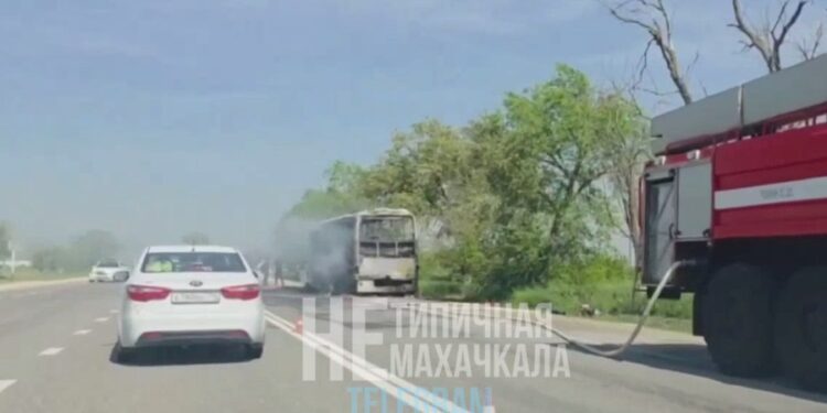 Пассажирский автобус сгорел на трассе в Дагестане