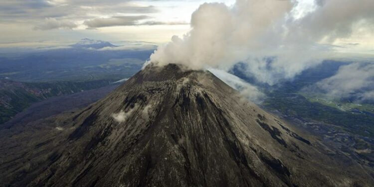 На Камчатке проснулся самый активный вулкан: кому угрожает извержение