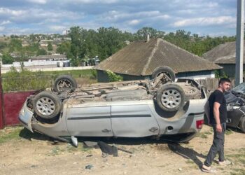 ДТП в Вулканештах: Renault перевернулся, пострадал Chevrolet Spark