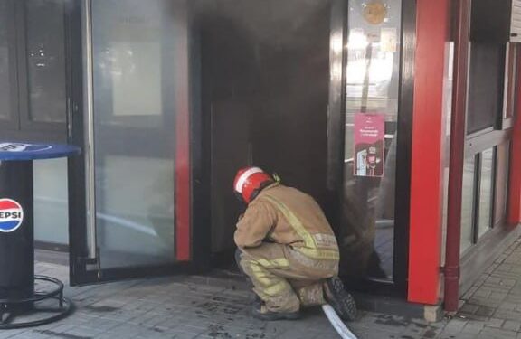 Incendiu într-un local de tip Fast Food din Capitală: peste 30 de persoane evacuate