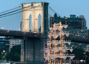 Два человека погибли при столкновении парусника с мостом в Нью-Йорке