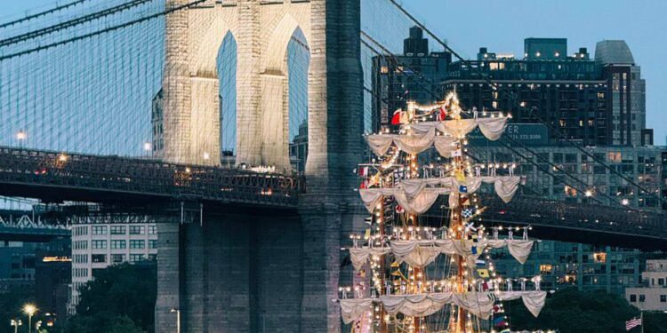 Два человека погибли при столкновении парусника с мостом в Нью-Йорке