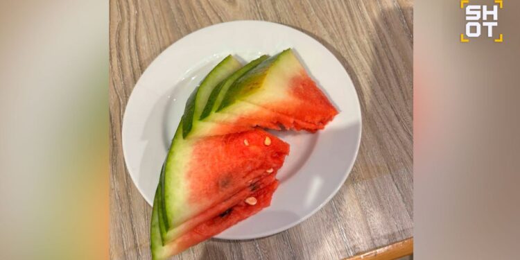 Zeci de turiști ruși intoxicați cu pepene verde în Egipt din cauza nitraților