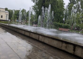 Banii de pe apa sâmbetei: Havuzurile din Chișinău funcționează și pe timp de ploaie |VIDEO
