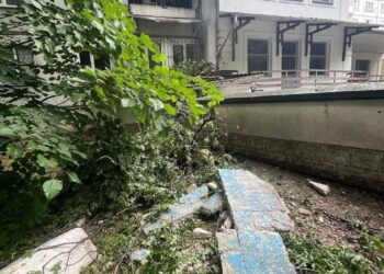 Pericol la un cămin studențesc: O bucată din balcon s-a prăbușit |VIDEO