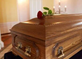В Чехии 87-летняя женщина, которую объявили умершей, открыла глаза в гробу