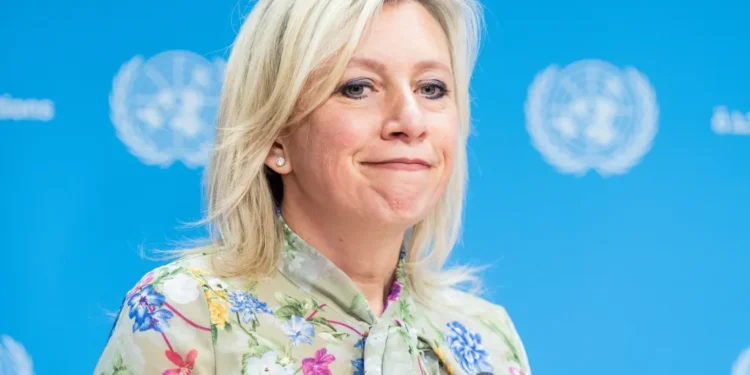 „Poate a fost «mâna Kremlinului»?”. Maria Zaharova a ironizat imaginile virale cu Emmanuel Macron și soția lui