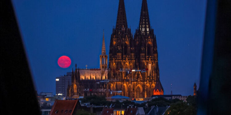 В Кельне прошел автопробег ко дню Победы