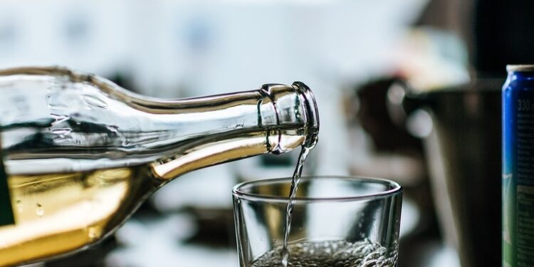 Fără precedent – Spania caută 10.000 de voluntari: Vreți să beți vin zilnic, în următorii 4 ani?