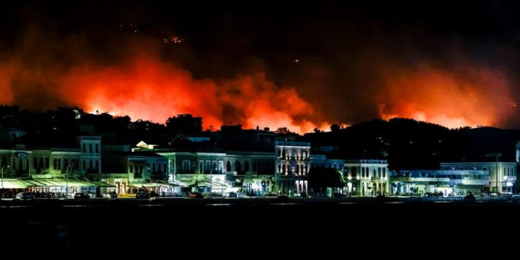 Grecia a declarat stare de urgență pe insula Chios din cauza incendiilor