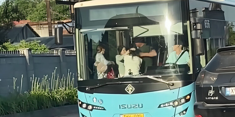 Incident violent într-un autobuz de pe ruta 11, la Durlești: O femeie a fost agresată de două pasagere