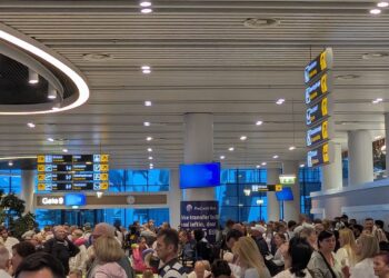 Коллапс в аэропорту Кишинева: Сбой системы, написанные от руки билеты и многочасовые задержки | VIDEO