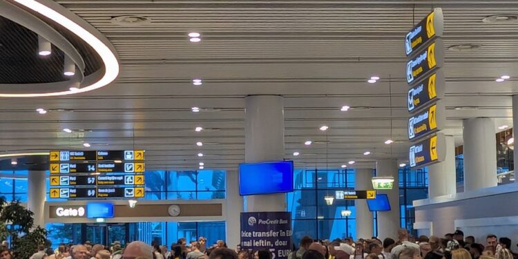 Коллапс в аэропорту Кишинева: Сбой системы, написанные от руки билеты и многочасовые задержки | VIDEO