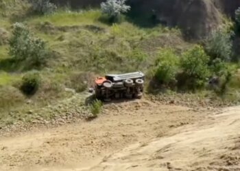 КамАЗ сорвался в овраг. Водитель находился в кабине и получил травмы