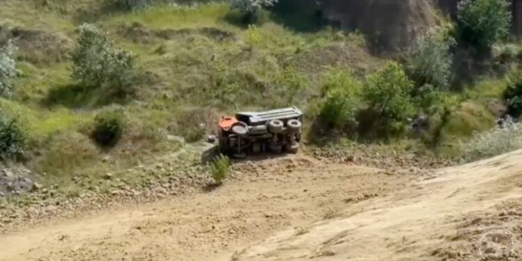 КамАЗ сорвался в овраг. Водитель находился в кабине и получил травмы