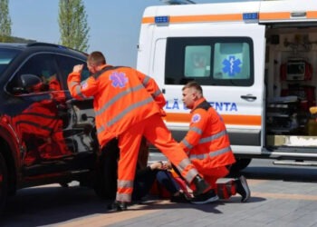 Дети, заблокированные в машинах, спасены экипажами службы 112. Власти предупреждают: «Не оставляйте детей без присмотра в автомобилях»