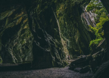 Китаец ушел жить в пещеру из-за разочарования в браке и работе