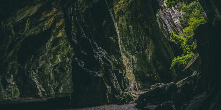 Китаец ушел жить в пещеру из-за разочарования в браке и работе