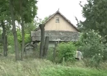 Село Добруша — символ забытых властями обещаний: Покосившиеся здания, непроходимые дороги и пустые дома | VIDEO