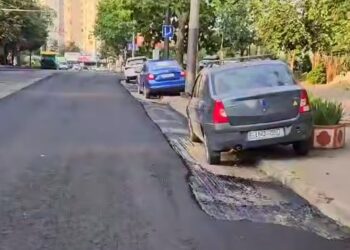 В Кишиневе асфальт уложили вокруг автомобилей