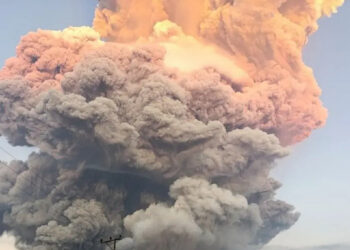 На туристический Бали отменили рейсы после извержения вулкана в Индонезии