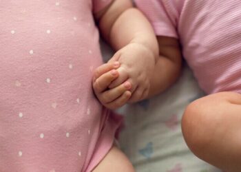 Двойное чудо: молодая женщина родила дома двух близнецов